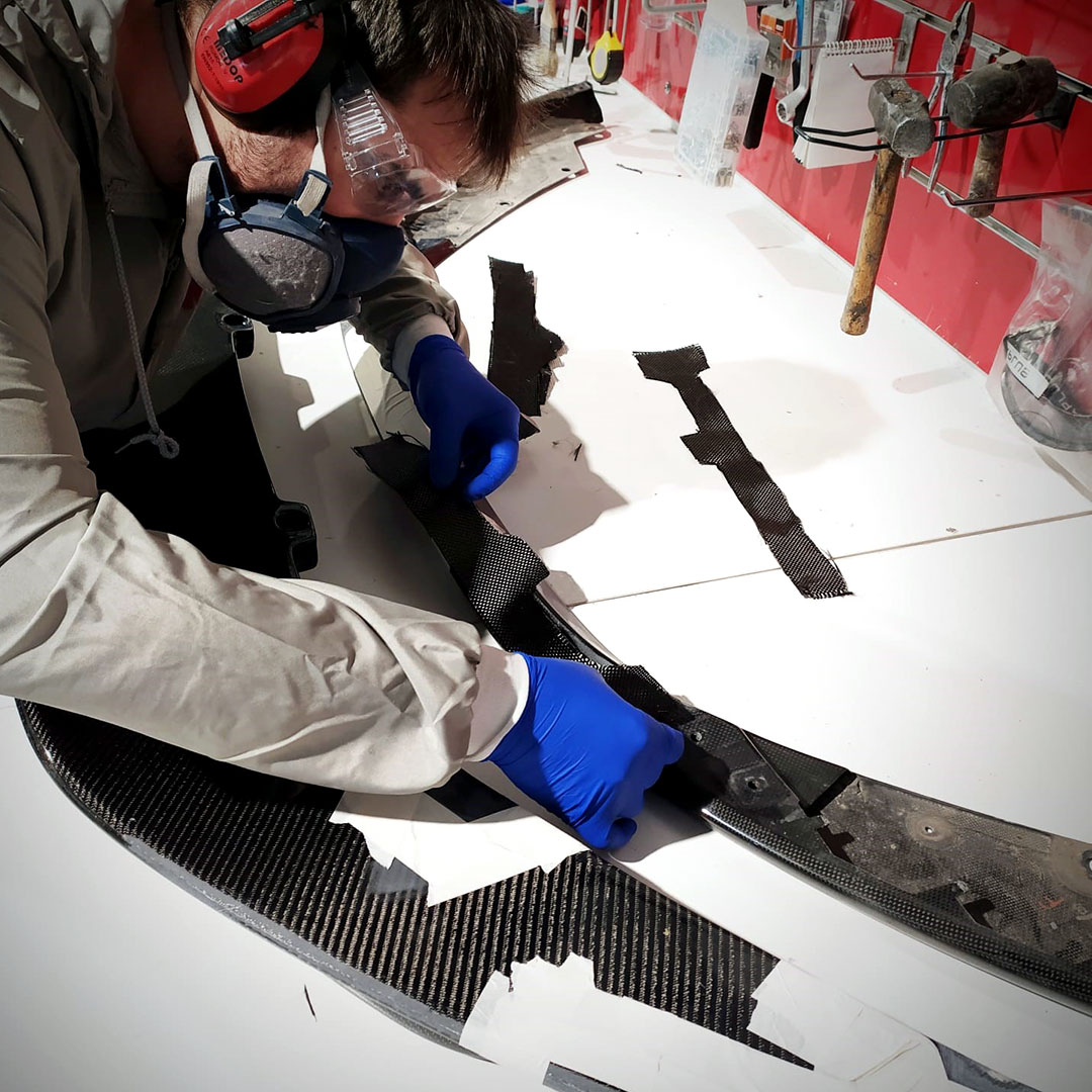 Reparación faldón Ferrari fibra carbono 5