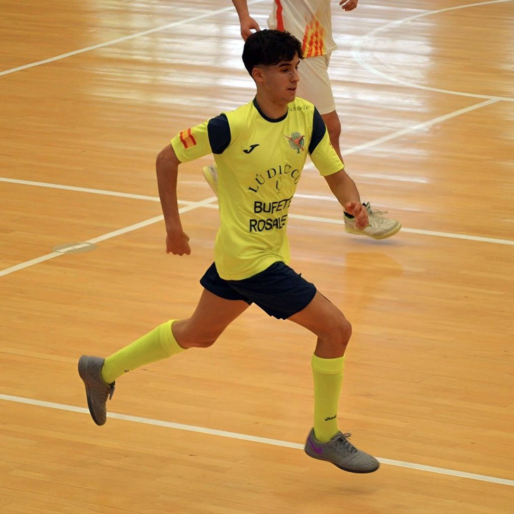 Futbolista equipado con espinilleras Uves de fibra de carbono a la medida