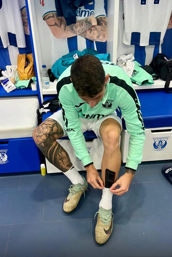 Futbolistas usando espinilleras Uves 1